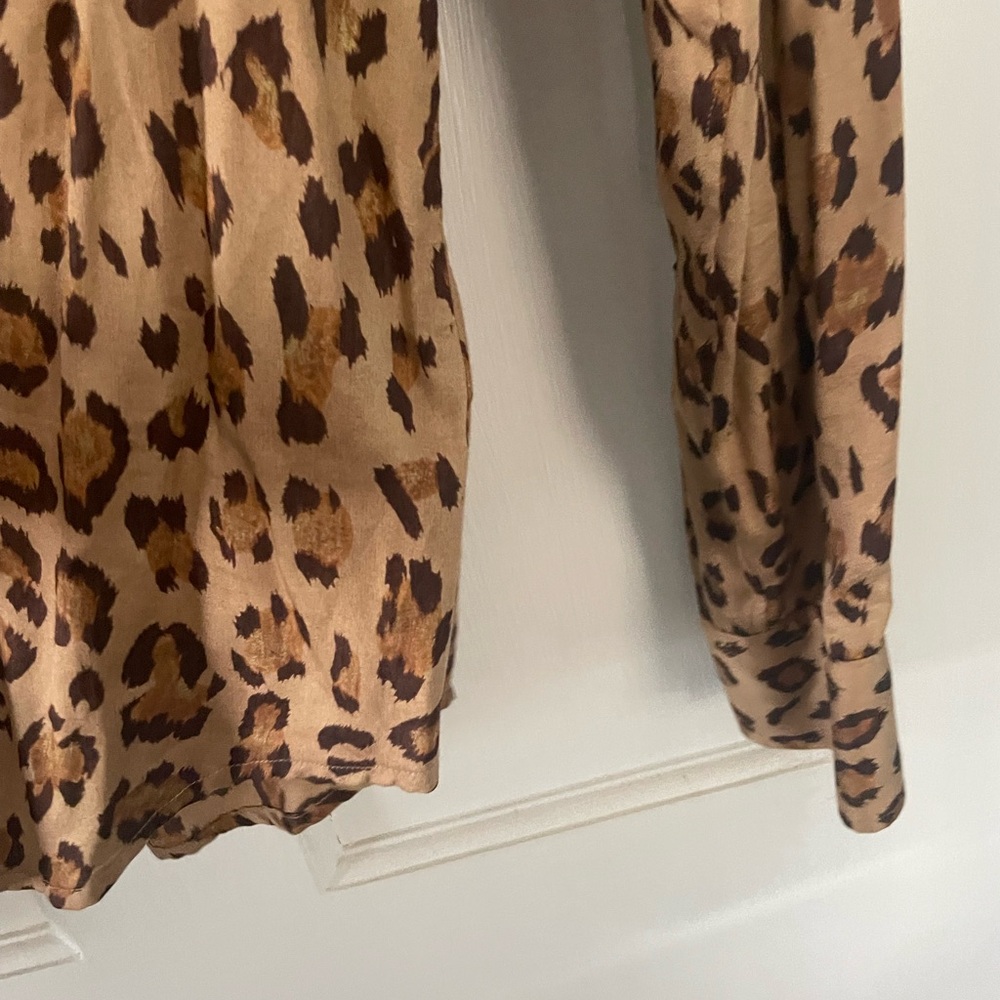 SOLD ❌ Lauren Ralph Lauren Leopard Print button down Shirt - Picture 5 of 6